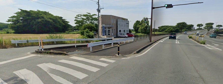 戸島陸橋を降りてすぐの信号
